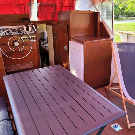 Le Bateau Botel *