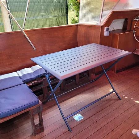 Botel Le Bateau
